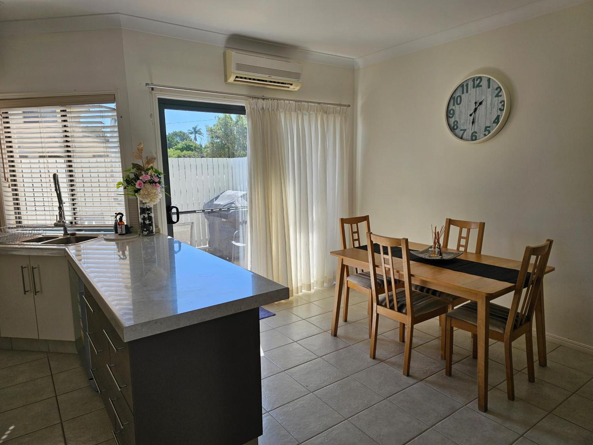 Koola Beach Apartments Bargara Bagian luar foto